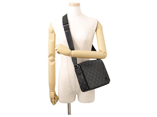 Borsa a tracolla Louis Vuitton Monogram Eclipse District PM Nero - vista 4