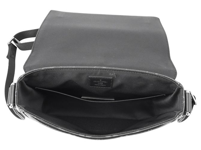 Borsa a tracolla Louis Vuitton Monogram Eclipse District PM Nero - vista 5