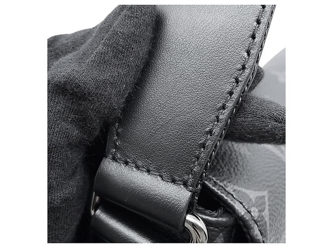 Borsa a tracolla Louis Vuitton Monogram Eclipse District PM Nero - vista 8