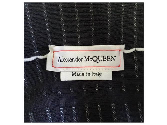 Top cropped Alexander McQueen monocromático com detalhes em boucle ombro a ombro em algodão preto - vista 4
