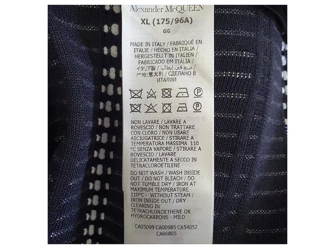 Top cropped Alexander McQueen monocromático com detalhes em boucle ombro a ombro em algodão preto - vista 5