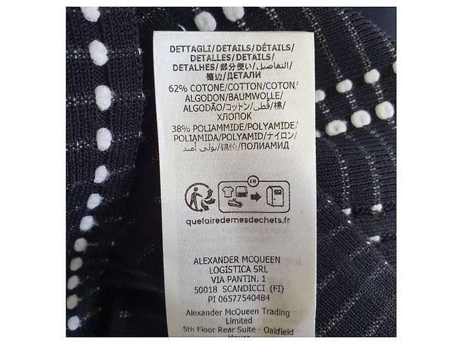 Top cropped Alexander McQueen monocromático com detalhes em boucle ombro a ombro em algodão preto - vista 6
