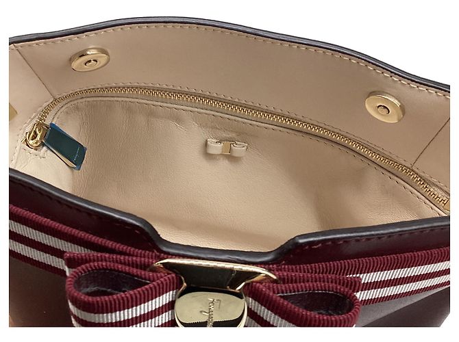 Salvatore Ferragamo Borsa a tracolla Ferragamo Vara Bow in pelle rossa Rosso Bordò - vista 13