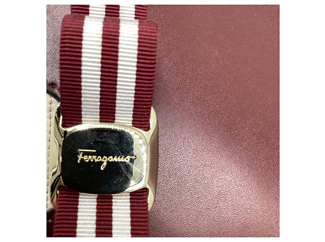 Salvatore Ferragamo Borsa a tracolla Ferragamo Vara Bow in pelle rossa Rosso Bordò - vista 8