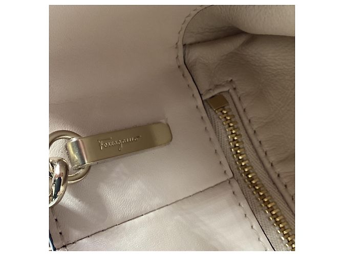 Salvatore Ferragamo Borsa a tracolla Ferragamo Vara Bow in pelle rossa Rosso Bordò - vista 9