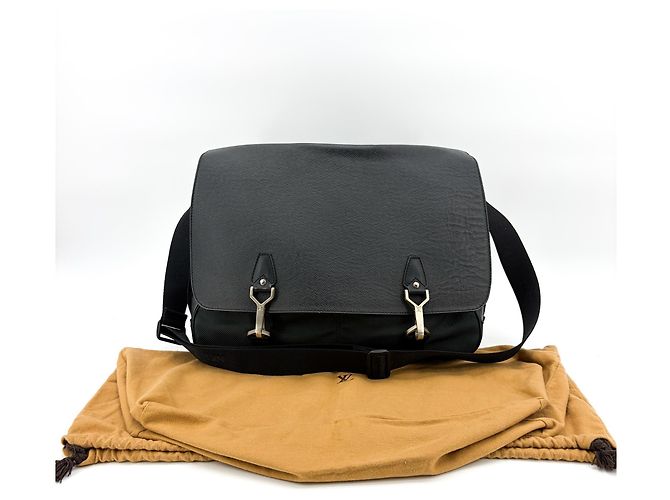 Louis Vuitton Dersou Taiga Leather and Canvas Large Nero - vista 2