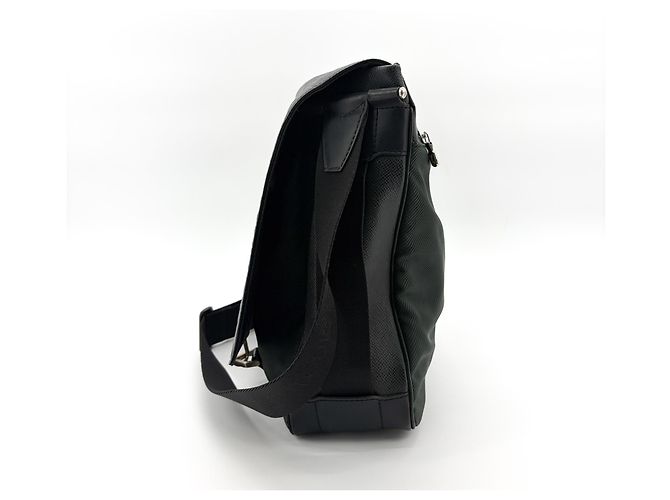 Louis Vuitton Dersou Taiga Leather and Canvas Large Nero - vista 4