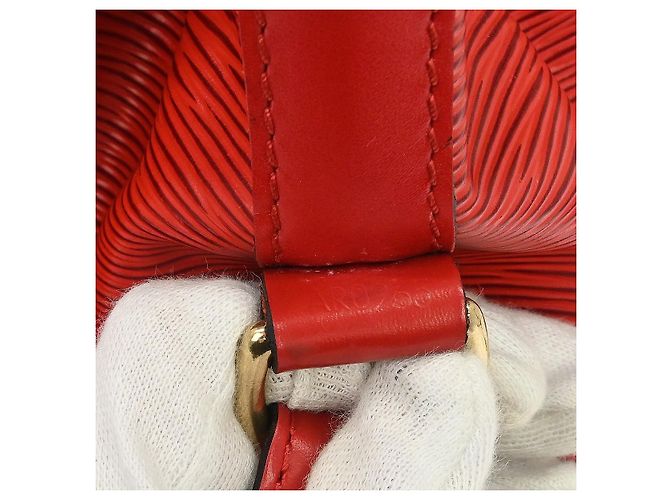 Borsa Louis Vuitton Noe in pelle Epi Large Rosso - vista 4