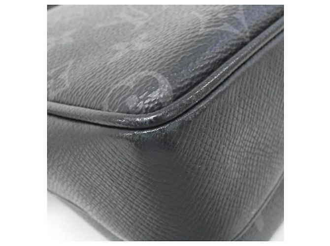 Borsa a tracolla Louis Vuitton Taiga Rama Outdoor Messenger PM Nero - vista 3