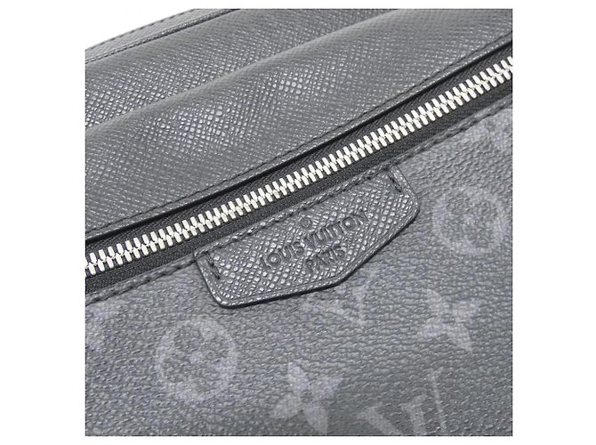 Borsa a tracolla Louis Vuitton Taiga Rama Outdoor Messenger PM Nero - vista 4