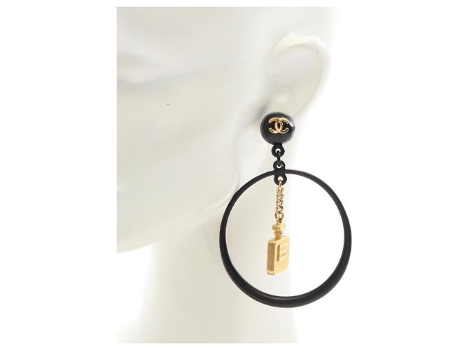 Orecchini a cerchio con motivo flacone di profumo Chanel Coco Mark Nero D'oro - vista 4