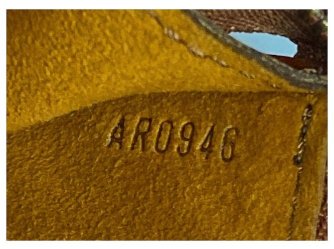 Pochette Epi Louis Vuitton Dorado - vista 10