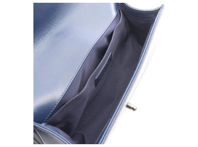 Borsa a tracolla Chanel Boy Chevron V-stitch Blu navy - vista 3