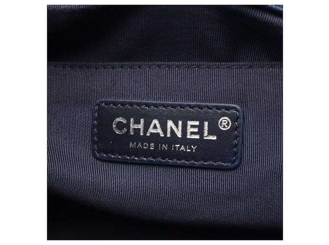 Borsa a tracolla Chanel Boy Chevron V-stitch Blu navy - vista 4