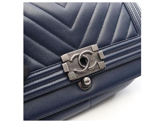 Borsa a tracolla Chanel Boy Chevron V-stitch Blu navy - vista 8