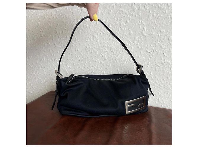 Fendi Baguette Borsa in Nylon Nero - vista 10
