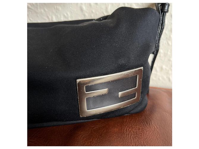 Fendi Baguette Borsa in Nylon Nero - vista 2