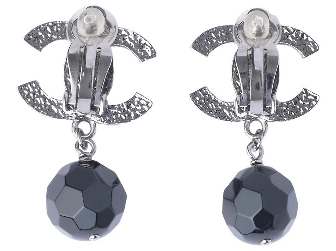 Orecchini Chanel CC pendenti argento e perline nere - vista 2