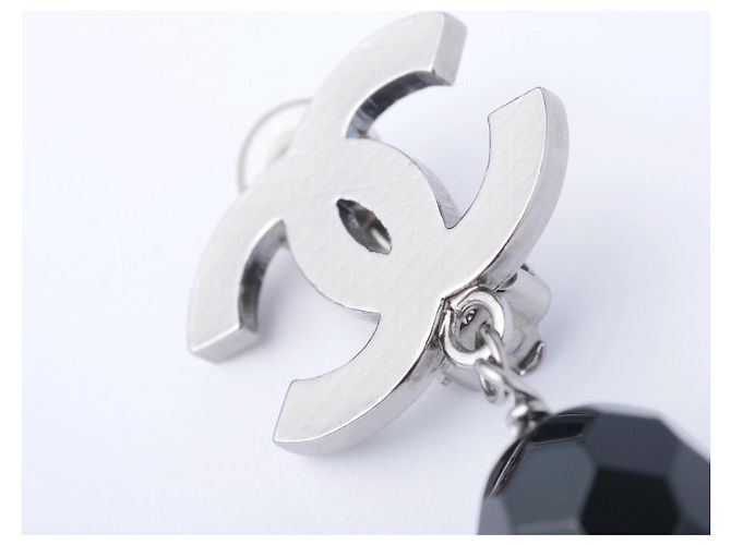 Orecchini Chanel CC pendenti argento e perline nere - vista 3