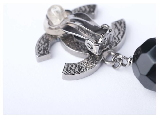 Orecchini Chanel CC pendenti argento e perline nere - vista 4