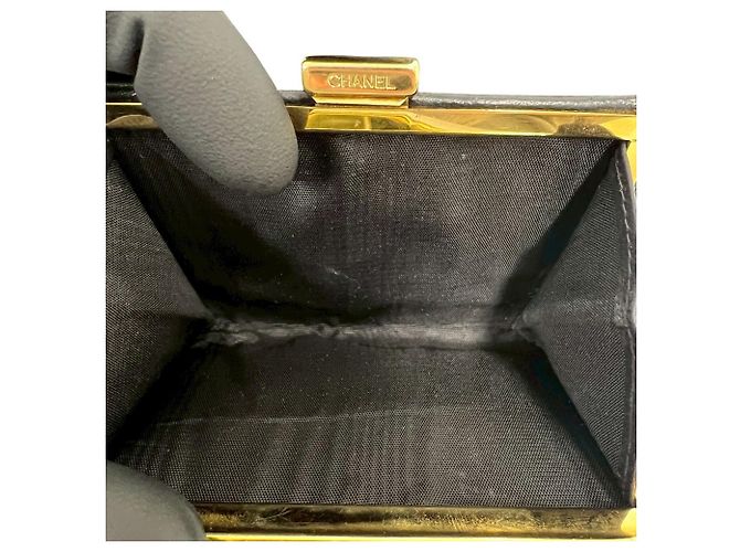Mini billetera bi-fold en piel de becerro granulado negro Chanel - vista 10