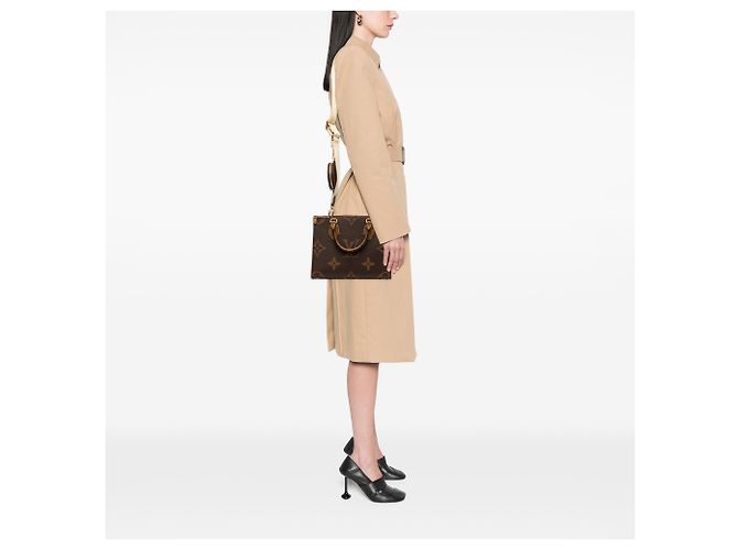 Louis Vuitton Marrone Monogram Reverse Giant OnTheGo PM - vista 6
