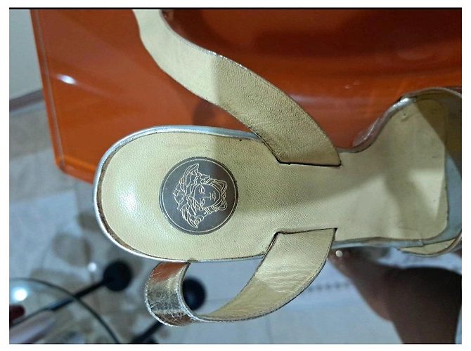 Sandali Versace in pelle dorata con tacco alto D'oro - vista 3