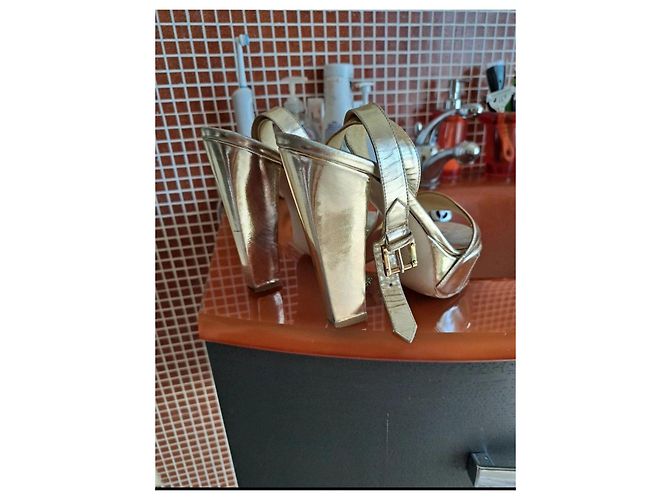 Sandali Versace in pelle dorata con tacco alto D'oro - vista 4