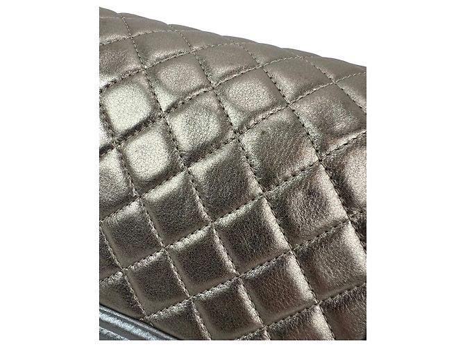 Borsa a tracolla Chanel Metallic Calfskin Quilted Medium Boy Flap Khaki Silver Argento Metallico - vista 9