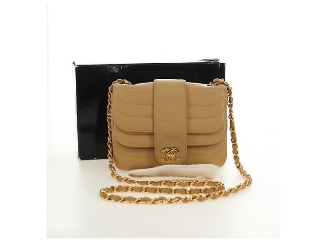CHANEL Bolsa de Ombro com Corrente em Pele de Cordeiro Bege Ouro CC Auth 182904SAV Dourado - vista 12