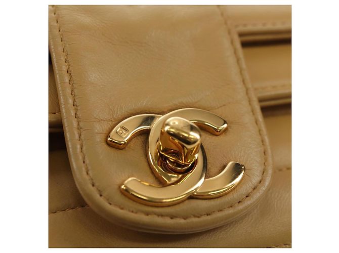 CHANEL Bolsa de Ombro com Corrente em Pele de Cordeiro Bege Ouro CC Auth 182904SAV Dourado - vista 17