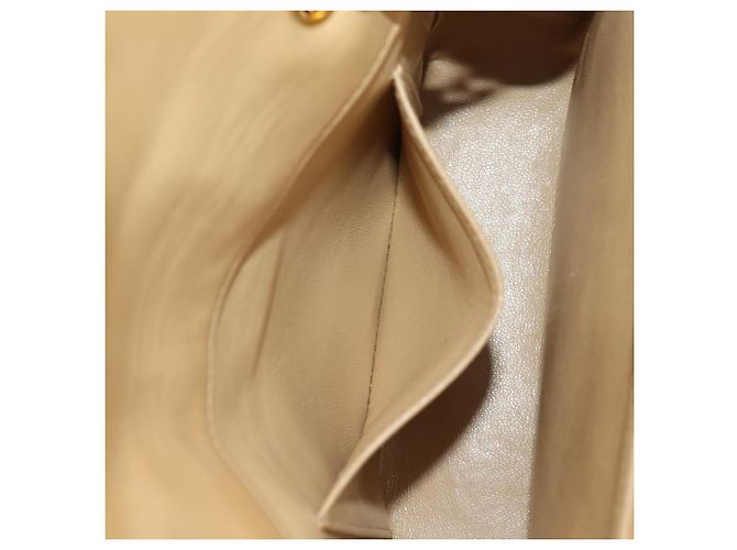 CHANEL Bolsa de Ombro com Corrente em Pele de Cordeiro Bege Ouro CC Auth 182904SAV Dourado - vista 23