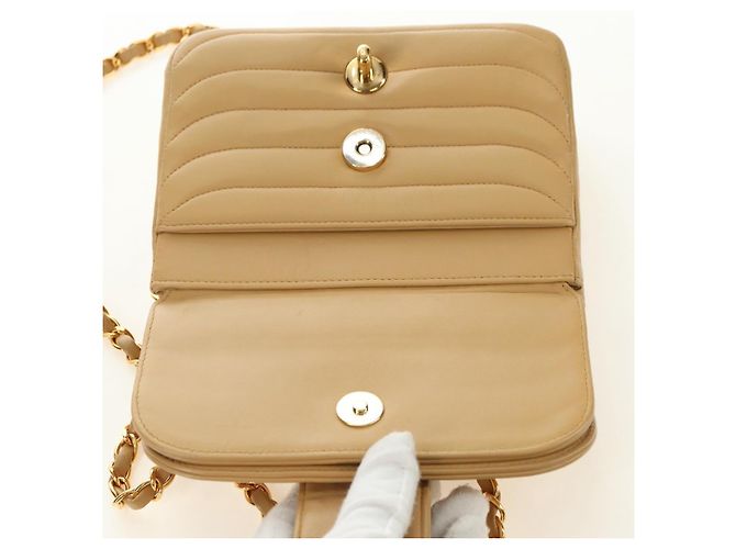 CHANEL Bolsa de Ombro com Corrente em Pele de Cordeiro Bege Ouro CC Auth 182904SAV Dourado - vista 24