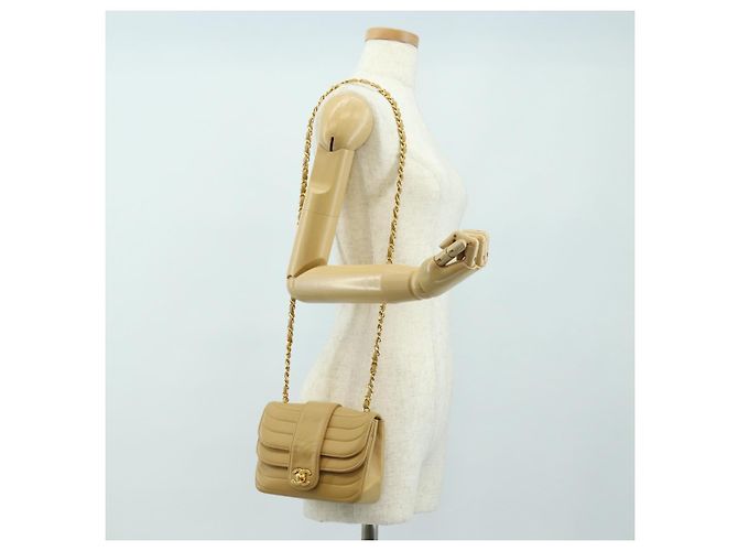 CHANEL Bolsa de Ombro com Corrente em Pele de Cordeiro Bege Ouro CC Auth 182904SAV Dourado - vista 26