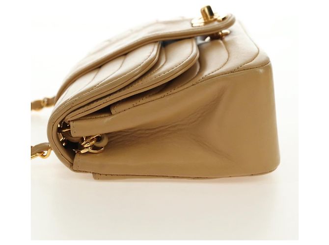 CHANEL Bolsa de Ombro com Corrente em Pele de Cordeiro Bege Ouro CC Auth 182904SAV Dourado - vista 3