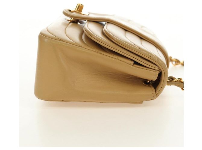CHANEL Bolsa de Ombro com Corrente em Pele de Cordeiro Bege Ouro CC Auth 182904SAV Dourado - vista 4
