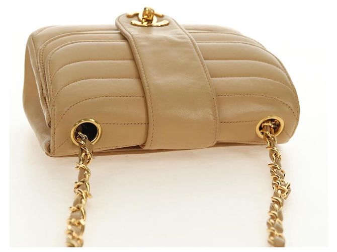 CHANEL Bolsa de Ombro com Corrente em Pele de Cordeiro Bege Ouro CC Auth 182904SAV Dourado - vista 6