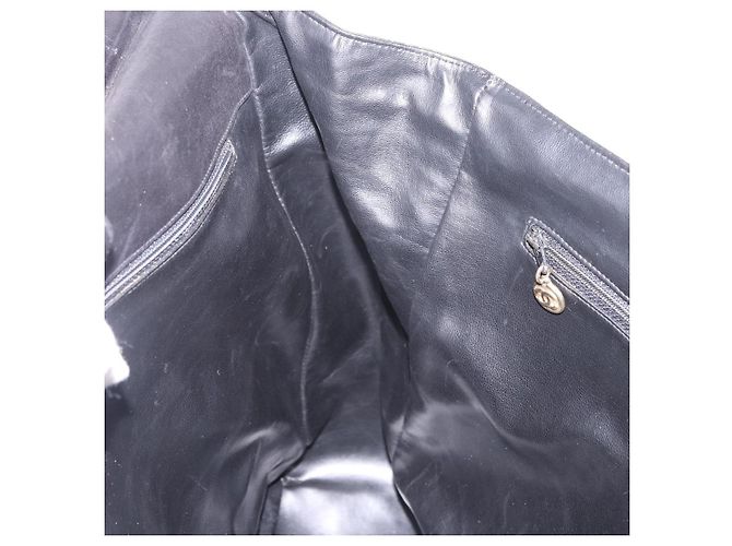 Borsa CHANEL Matelasse in pelle di agnello nera e oro CC Auth 183326A Nero D'oro - vista 19
