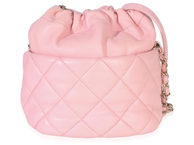 Borsa bucket Chanel in agnello trapuntato rosa con coulisse e perle - vista 2