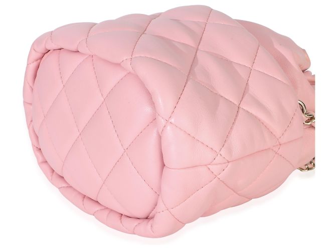 Borsa bucket Chanel in agnello trapuntato rosa con coulisse e perle - vista 6