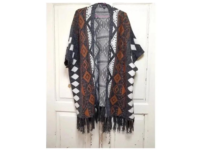 Autre Marque Strick-Poncho mit geometrischem Muster und Fransen Braun Schwarz Weiß Grau - Ansicht 4