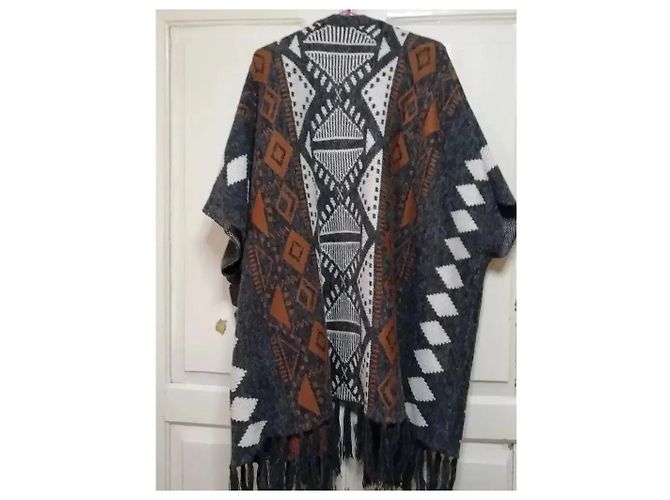 Autre Marque Strick-Poncho mit geometrischem Muster und Fransen Braun Schwarz Weiß Grau - Ansicht 5
