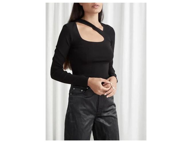 Autre Marque &Other Stories Top nero a maniche lunghe con cut-out - vista 2