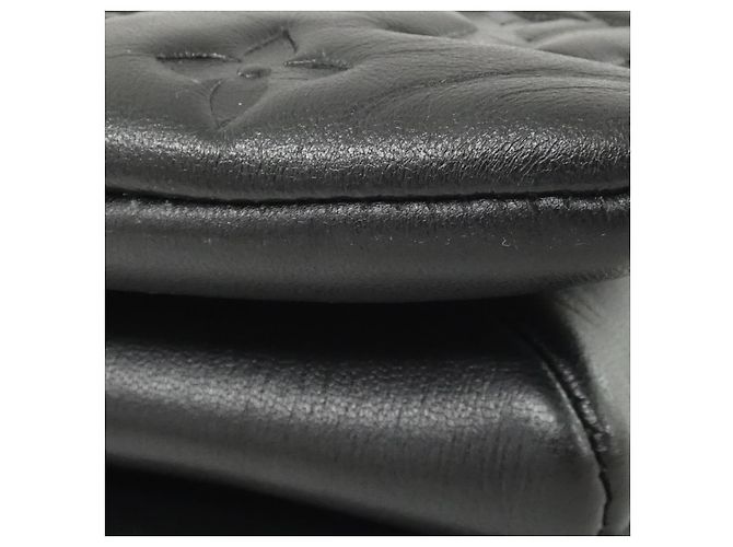 Borsa a tracolla Louis Vuitton Coussin BB in pelle di agnello Nero - vista 2