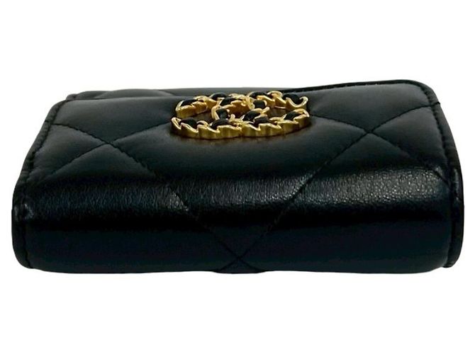 Chanel Matelassé Coco Mark Lammfell Tri-fold Wallet Schwarz - Ansicht 3