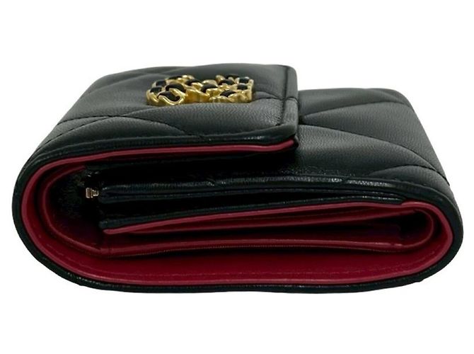 Chanel Matelassé Coco Mark Lammfell Tri-fold Wallet Schwarz - Ansicht 4