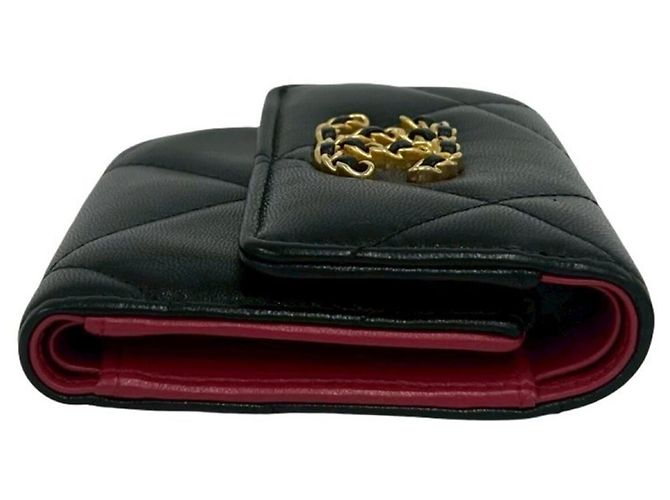 Chanel Matelassé Coco Mark Lammfell Tri-fold Wallet Schwarz - Ansicht 5