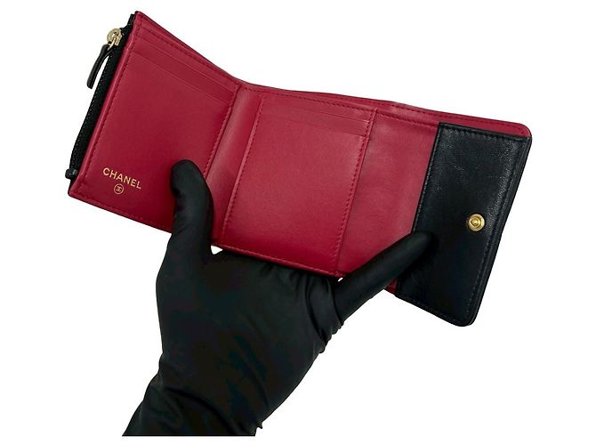 Chanel Matelassé Coco Mark Lammfell Tri-fold Wallet Schwarz - Ansicht 7
