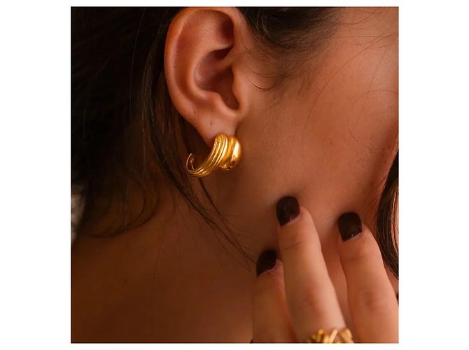 Autre Marque Pendientes esculturales acanalados en tono dorado - vista 3