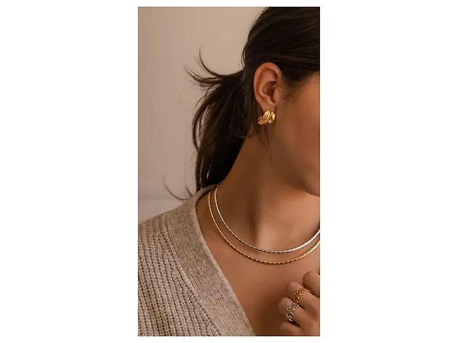 Autre Marque Pendientes esculturales acanalados en tono dorado - vista 9